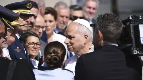 El primer recorrido en papamóvil de León XIV en Canarias se salda con vítores pero sin contacto directo El primer recorrido en papamóvil de León XIV en Canarias se salda con vítores pero sin contacto directo