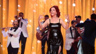 Sole Gim&eacute;nez disfruta sobre el escenario como Gloria Estefan rodeada de bailarines
