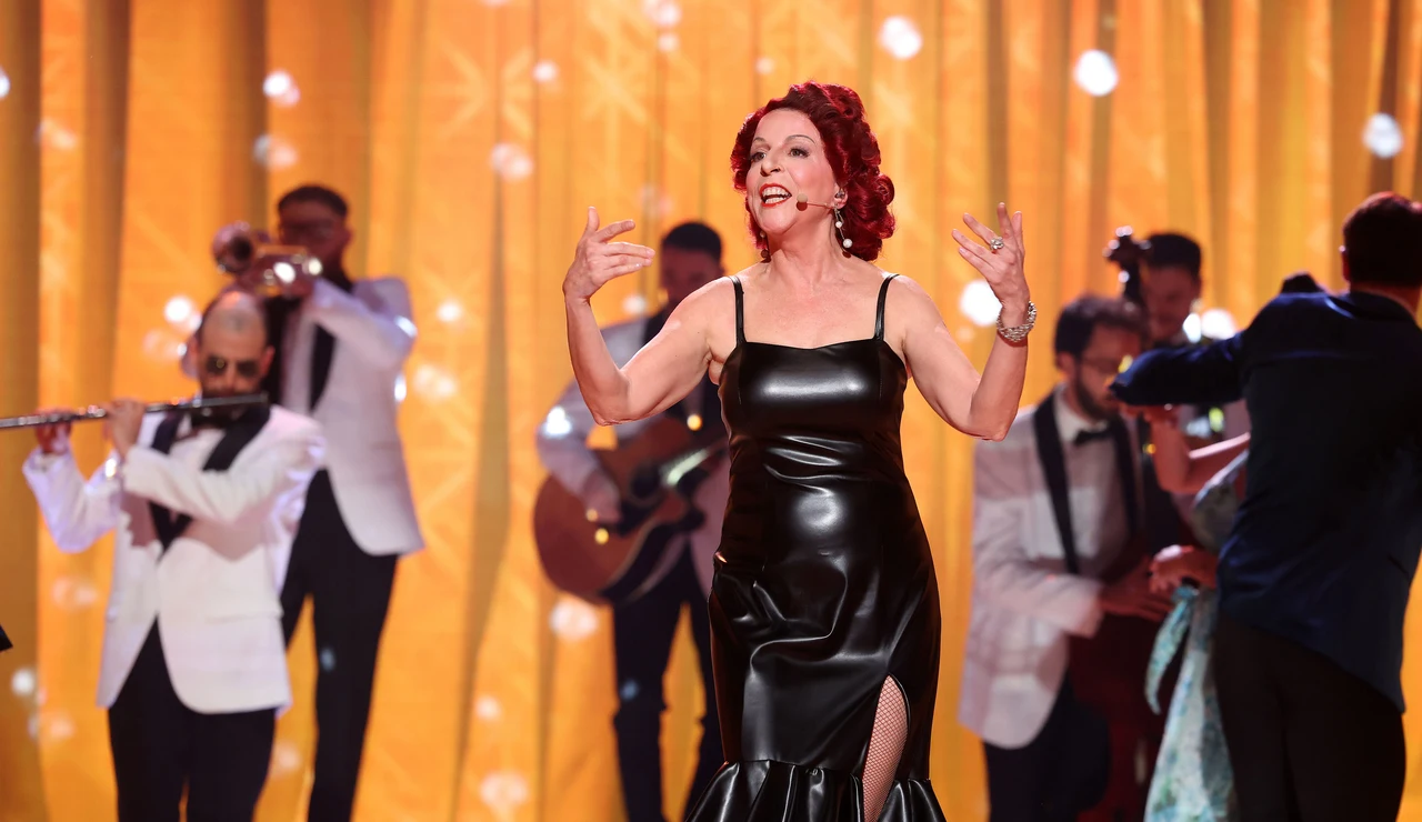 Sole Giménez disfruta sobre el escenario como Gloria Estefan rodeada de bailarines