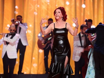 Sole Gim&eacute;nez disfruta sobre el escenario como Gloria Estefan rodeada de bailarines