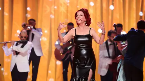 Sole Giménez disfruta sobre el escenario como Gloria Estefan rodeada de bailarines Sole Giménez disfruta sobre el escenario como Gloria Estefan rodeada de bailarines