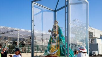 Virgen de la Candelaria trasladada para la celebración de la Santa Misa.