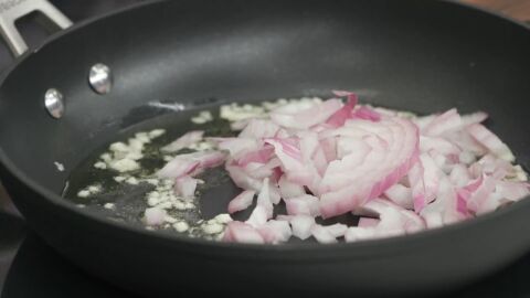 Pela y pica la cebolla, añádela y deja pochar