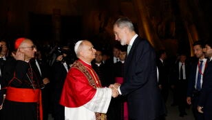 Imagen de archivo de Felipe VI en la Santa Misa que preside el Papa Le&oacute;n XIV en la Bas&iacute;lica de la Sagrada Familia 