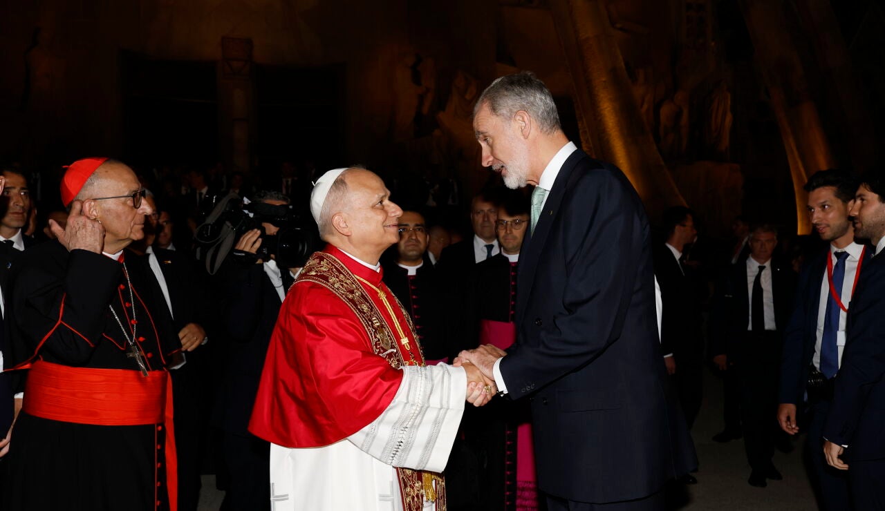 Imagen de archivo de Felipe VI en la Santa Misa que preside el Papa Le&oacute;n XIV en la Bas&iacute;lica de la Sagrada Familia 