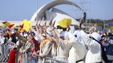 Numerosas personas esperan la celebración de la Santa Misa