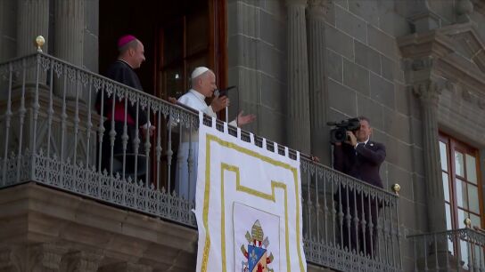 El Papa da las gracias desde el balcón del Obispado