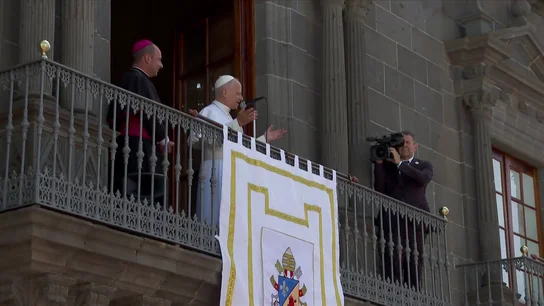 El Papa da las gracias desde el balcón del Obispado El Papa da las gracias desde el balcón del Obispado