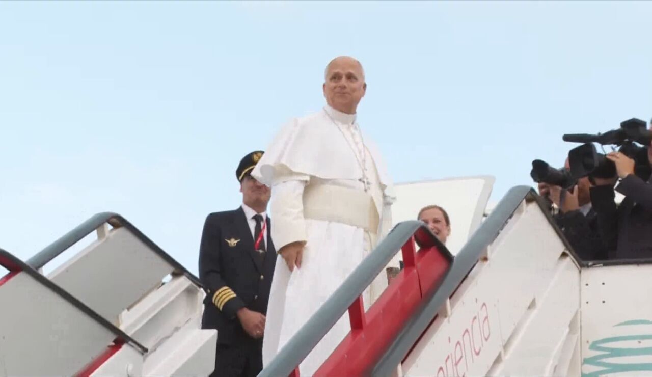 El papa Le&oacute;n XIV en el avi&oacute;n rumbo a Tenerife.