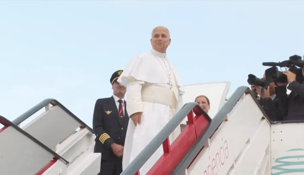 El papa León XIV en el avión rumbo a Tenerife.