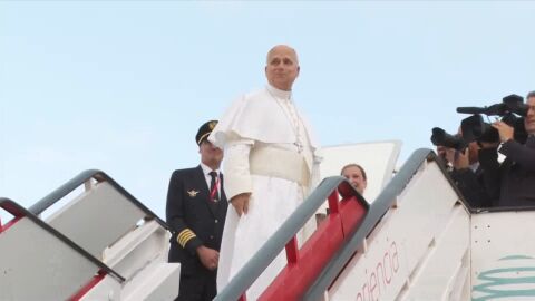 El papa Le&oacute;n XIV en el avi&oacute;n rumbo a Tenerife.