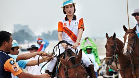 princesa Bajrakitiyabha de Tailandia montando a caballo