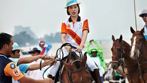 princesa Bajrakitiyabha de Tailandia montando a caballo princesa Bajrakitiyabha de Tailandia montando a caballo