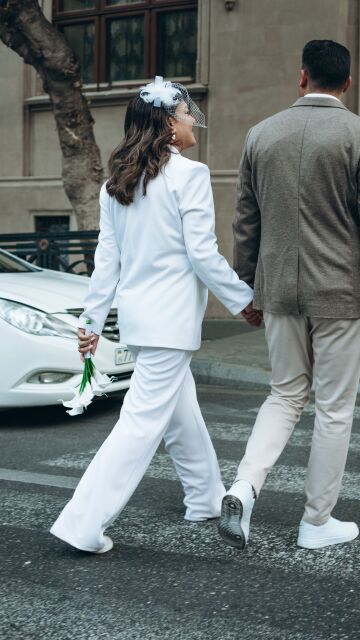 Traje de novio con estética street style