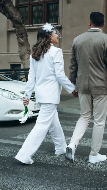 Traje de novio con estética street style Traje de novio con estética street style