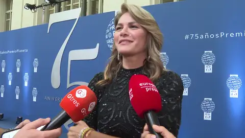 Fabiola Martínez hablando con la prensa Fabiola Martínez hablando con la prensa