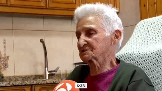 La furgoneta antisoledad que recorre las aldeas de Ourense: "El único objetivo es charlar con ellos" La furgoneta antisoledad que recorre las aldeas de Ourense: "El único objetivo es charlar con ellos"
