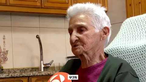 La furgoneta antisoledad que recorre las aldeas de Ourense: "El único objetivo es charlar con ellos" La furgoneta antisoledad que recorre las aldeas de Ourense: "El único objetivo es charlar con ellos"