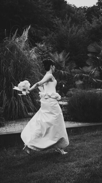 Vestido de novia con volantes en la cadera