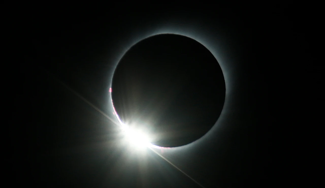 Anillo de diamantes durante un eclipse solar