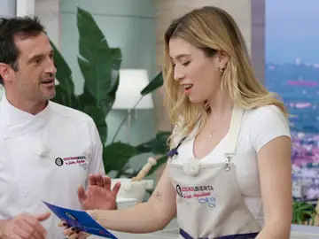 ¡Así canta los ingredientes de la receta! Eva Soriano se atreve con un rap en Cocina abierta Joseba Arguiñano ¡Así canta los ingredientes de la receta! Eva Soriano se atreve con un rap en Cocina abierta Joseba Arguiñano