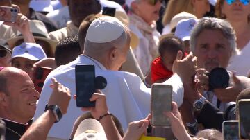 El Papa bendice un bebé en San Cristóbal de La Laguna.