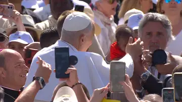 El Papa bendice un bebé en San Cristóbal de La Laguna. El Papa bendice un bebé en San Cristóbal de La Laguna.