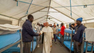 El papa Le&oacute;n XIV saluda a varios migrantes en el centro de primera acogida 'Las Ra&iacute;ces'.