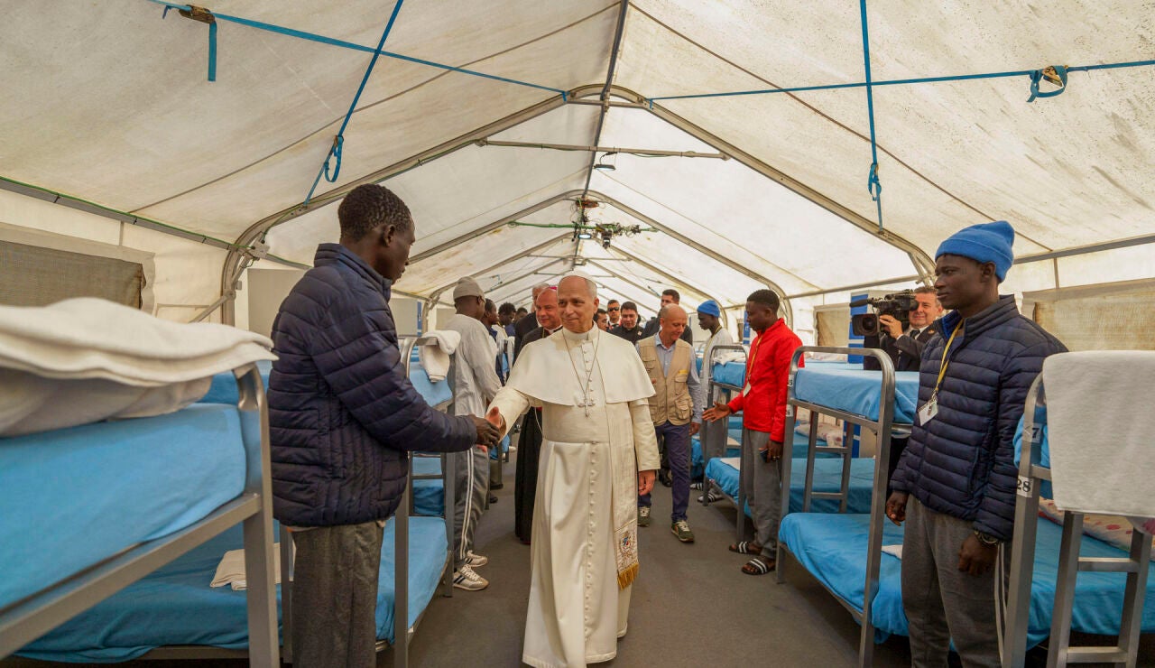 El papa Le&oacute;n XIV saluda a varios migrantes en el centro de primera acogida 'Las Ra&iacute;ces'.