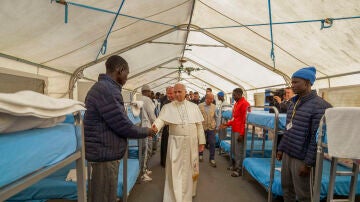 El papa Le&oacute;n XIV saluda a varios migrantes en el centro de primera acogida 'Las Ra&iacute;ces'.