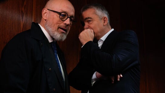 Imagen del exdiputado socialista Santos Cerd&aacute;n conversando con el abogado Jacobo Teijelo