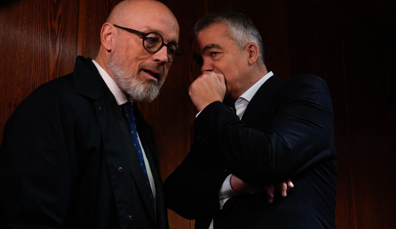 Imagen del exdiputado socialista Santos Cerd&aacute;n conversando con el abogado Jacobo Teijelo