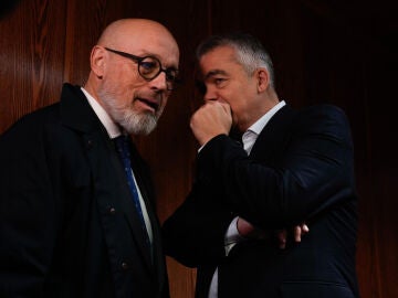 Imagen del exdiputado socialista Santos Cerd&aacute;n conversando con el abogado Jacobo Teijelo