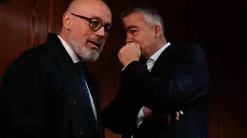Imagen del exdiputado socialista Santos Cerdán conversando con el abogado Jacobo Teijelo Imagen del exdiputado socialista Santos Cerdán conversando con el abogado Jacobo Teijelo