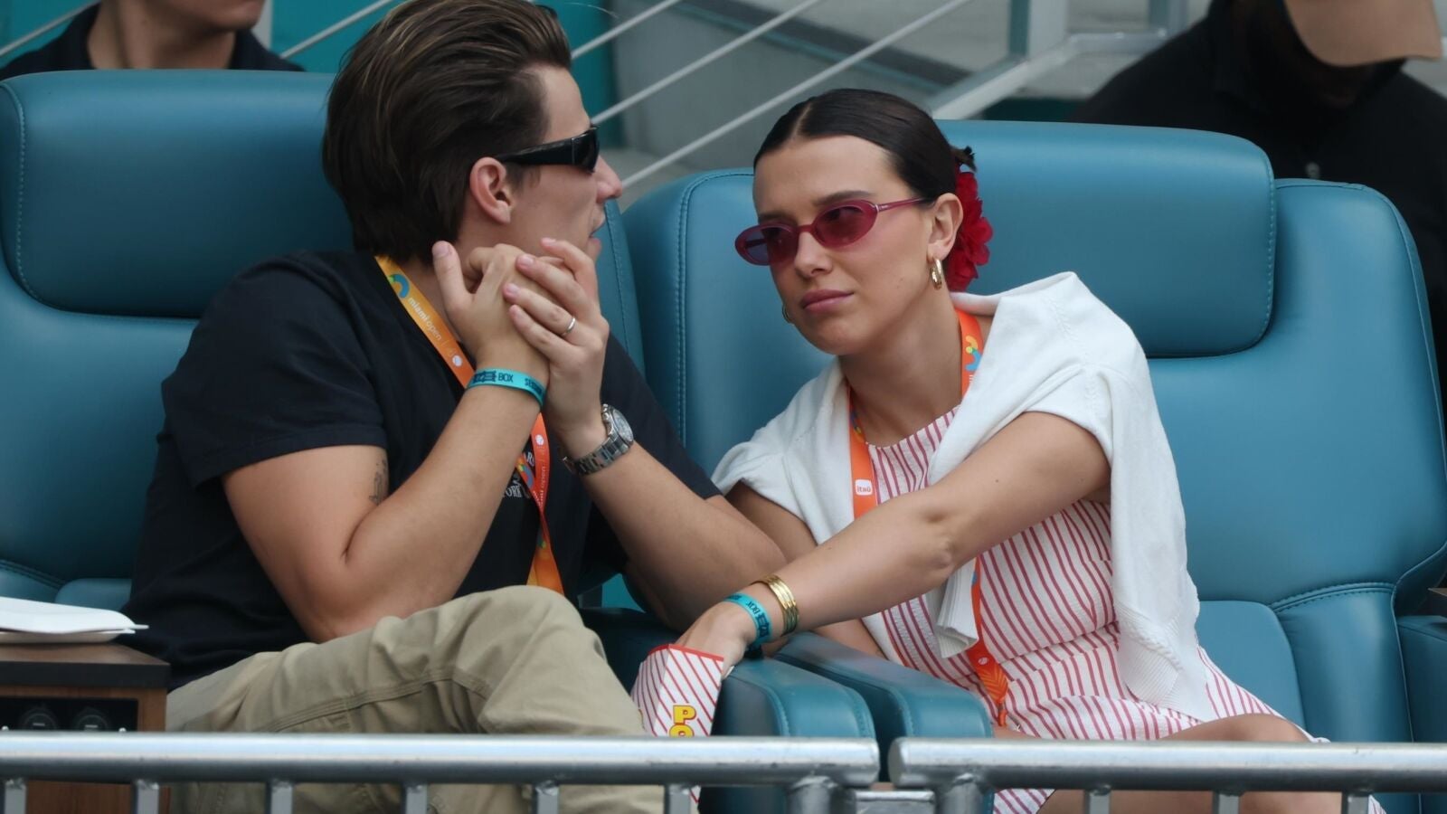 Millie Bobby Brown, indignada por hacerse viral cargando todo el equipaje de su familia sin que su marido ayudase: 