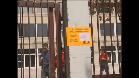 Cataluña vota en referéndum su nuevo Estatuto de autonomía Cataluña vota en referéndum su nuevo Estatuto de autonomía