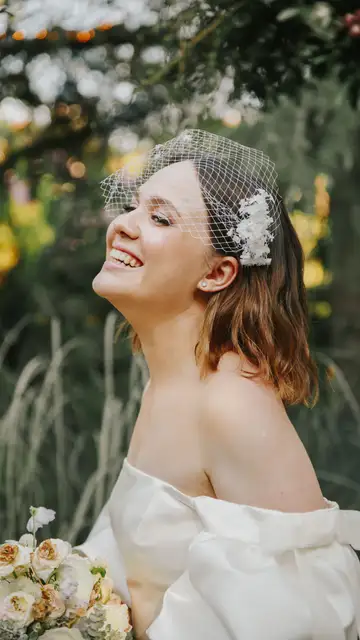 Novia con un tocado Novia con un tocado