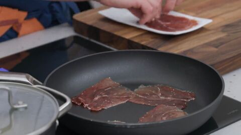 Deshidrata las lonchas de jamón en una sartén