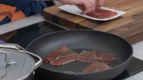 Deshidrata las lonchas de jamón en una sartén Deshidrata las lonchas de jamón en una sartén