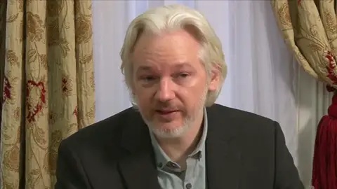 Julian Assange solicita asilo político en la embajada de Ecuador en Reino Unido Julian Assange solicita asilo político en la embajada de Ecuador en Reino Unido