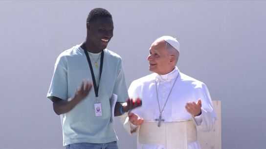 El Papa regala otro 'six seven' en Tenerife, esta vez junto a un migrante.
