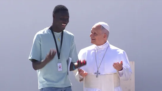 El Papa regala otro 'six seven' en Tenerife, esta vez junto a un migrante. El Papa regala otro 'six seven' en Tenerife, esta vez junto a un migrante.