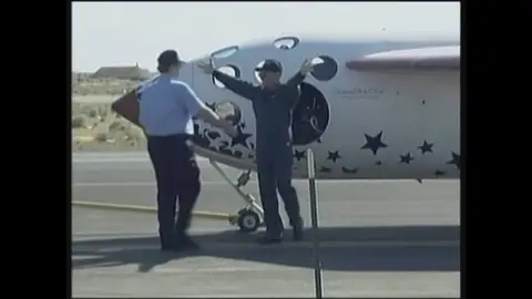 SpaceShipOne, primer vuelo del primer vehículo espacial privado SpaceShipOne, primer vuelo del primer vehículo espacial privado