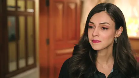 Betül abandona la mansión Korhan entre maldiciones contra toda la familia Betül abandona la mansión Korhan entre maldiciones contra toda la familia