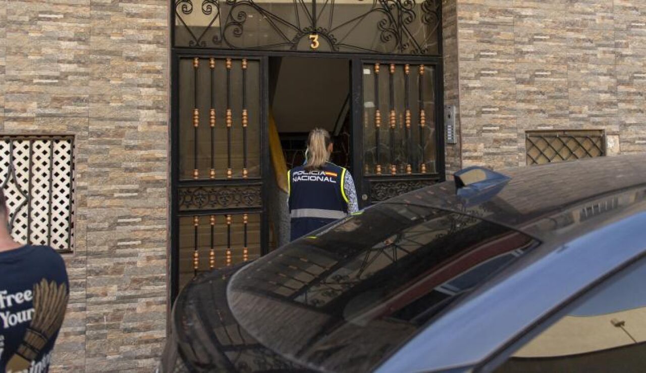 La polic&iacute;a cient&iacute;fica entra en el portal del domicilio donde se hall&oacute; el cuerpo
