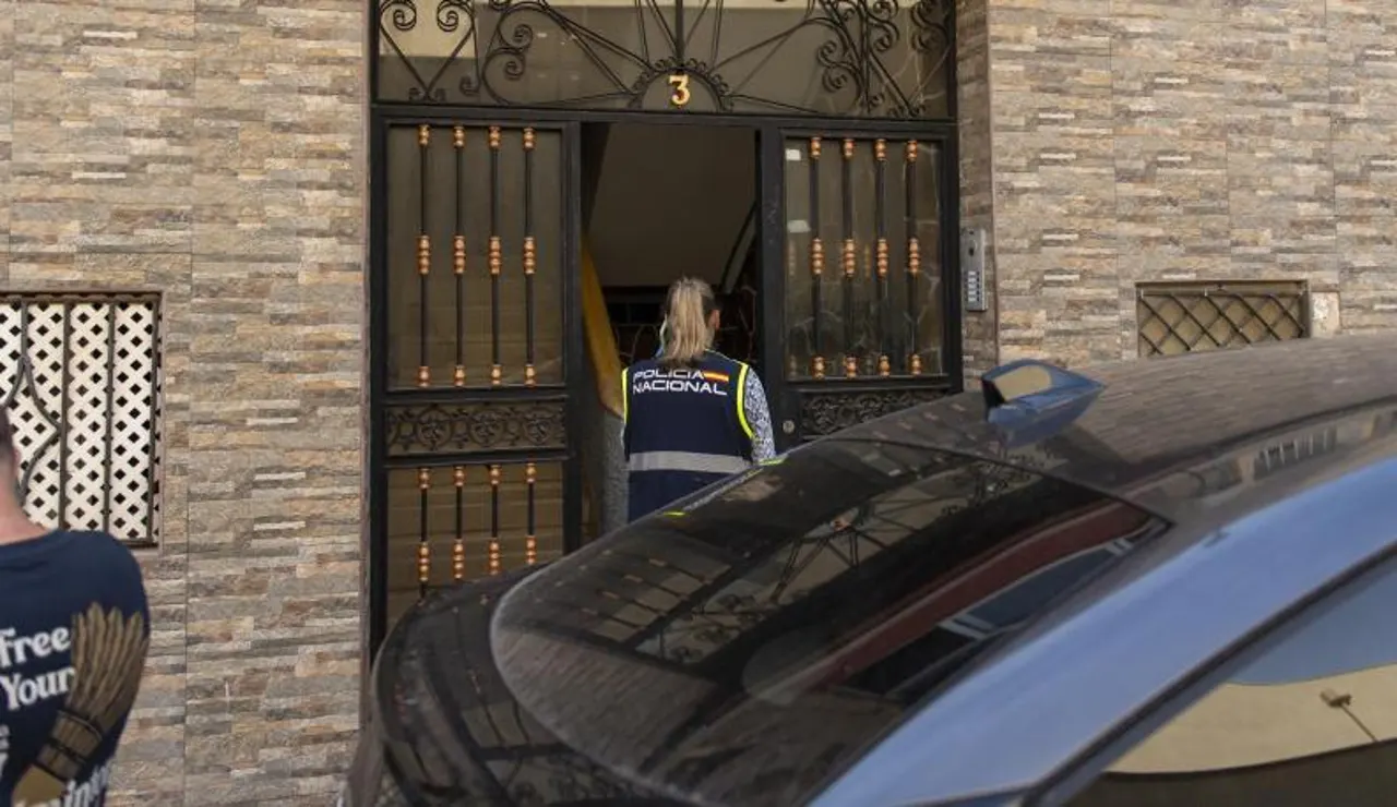 La policía científica entra en el portal del domicilio donde se halló el cuerpo