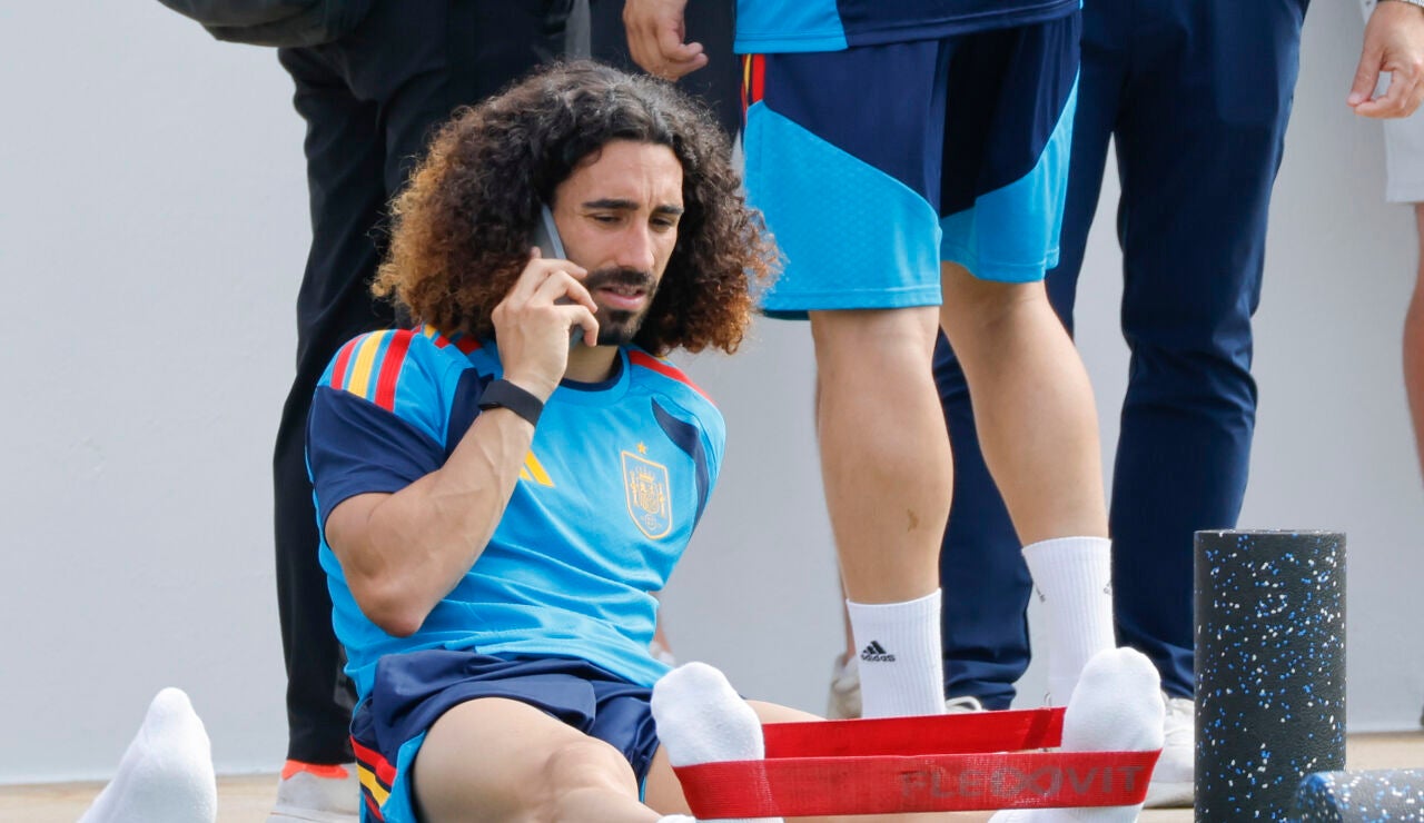 Cucurella en la concentraci&oacute;n para el Mundial 2026