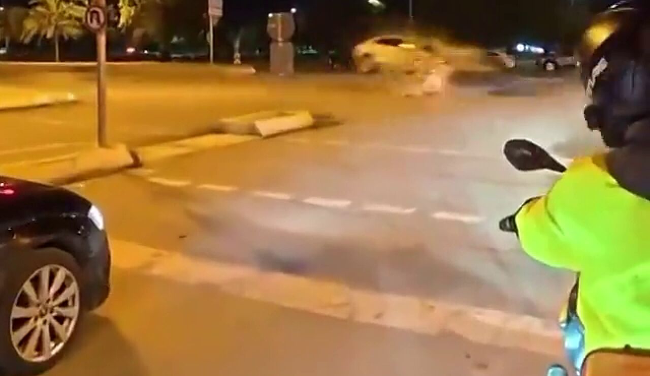 V&Iacute;DEO: El momento en el que dos coches colisionan provocando un incendio y dejando cuatro personas heridas