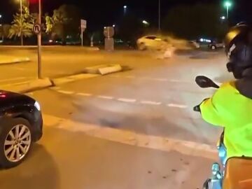 V&Iacute;DEO: El momento en el que dos coches colisionan provocando un incendio y dejando cuatro personas heridas