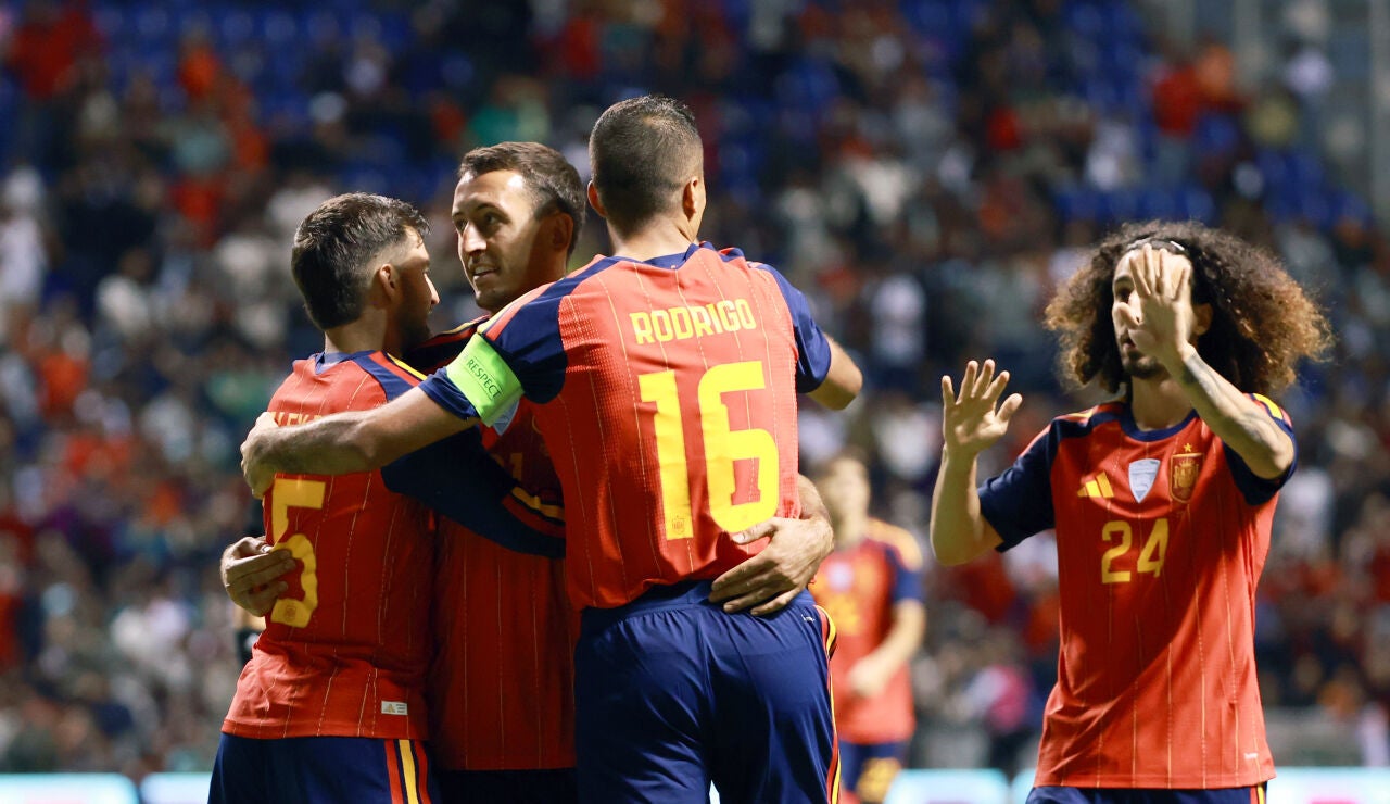 Los jugadores de Espa&ntilde;a celebran un gol ante Per&uacute;